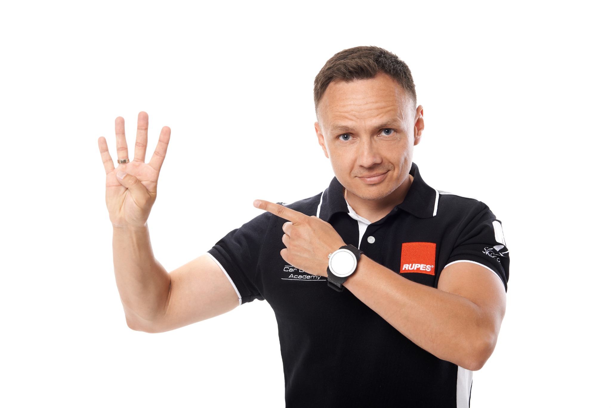 Przedstawiciel GTLUX pokazuje cztery kroki do zabezpieczenia auta