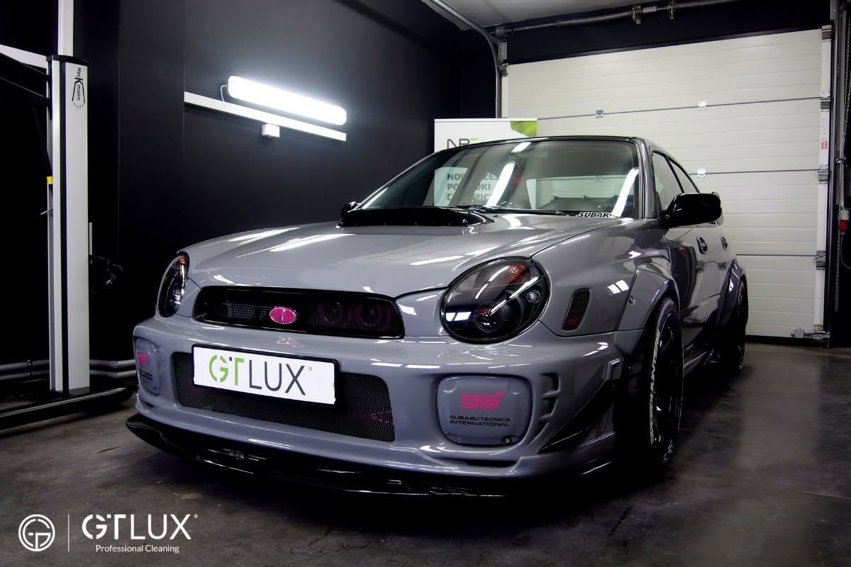 Subaru w studiu GTLUX, widok z przodu