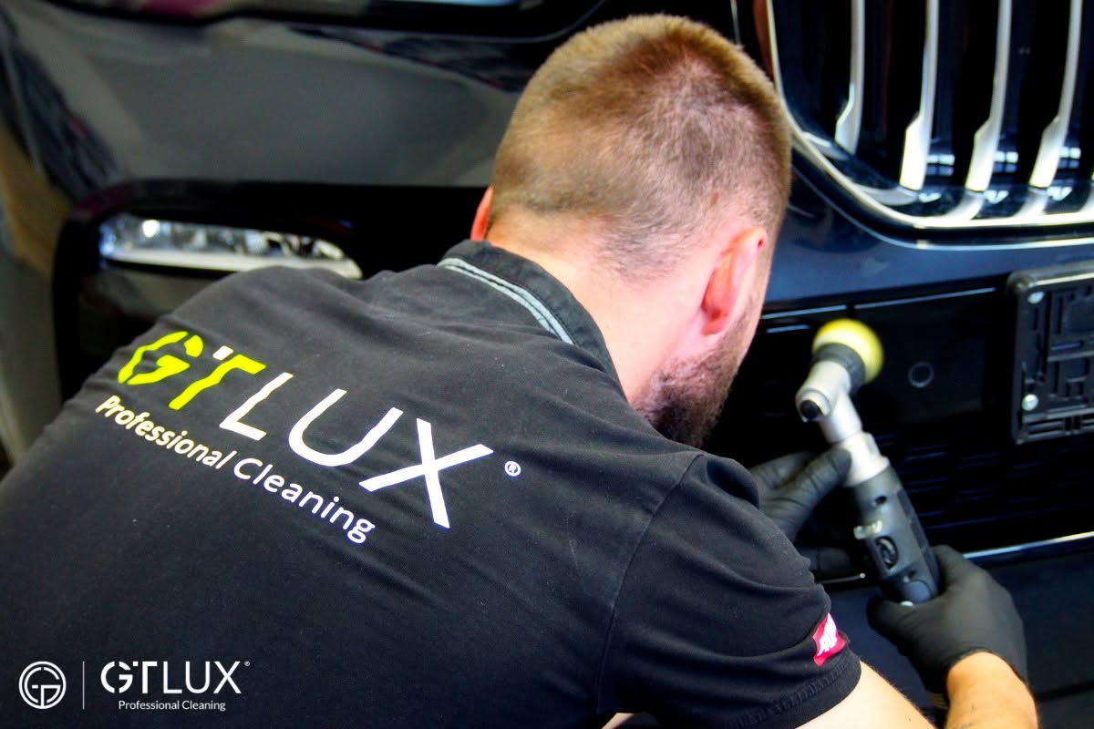 Pracownik GTLUX poleruje detal samochodu