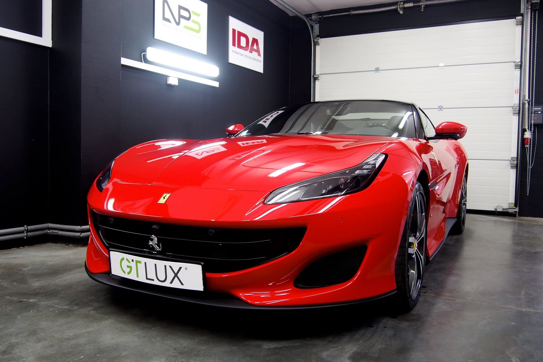 Czerwone Ferrari Portofino w studiu GTLUX