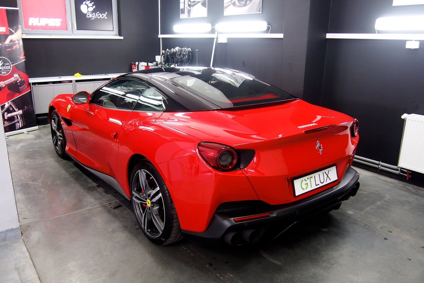 Ferrari Portofino w studiu GTLUX, widok z tyłu