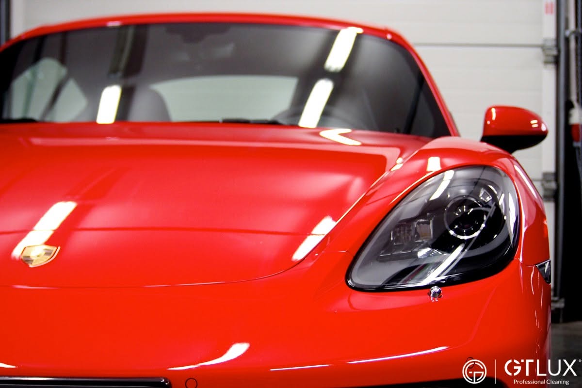 Przód czerwonego Porsche