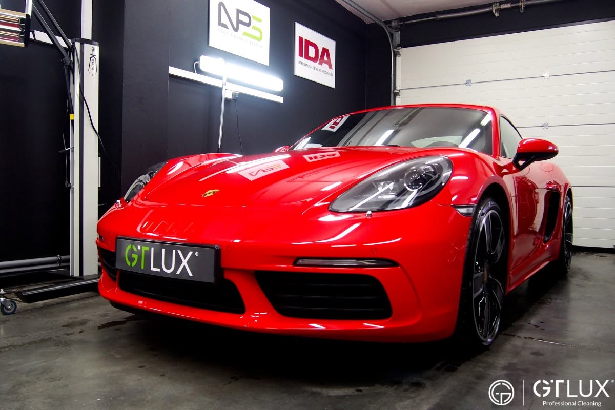 Czerwone Porsche w studiu GTLUX