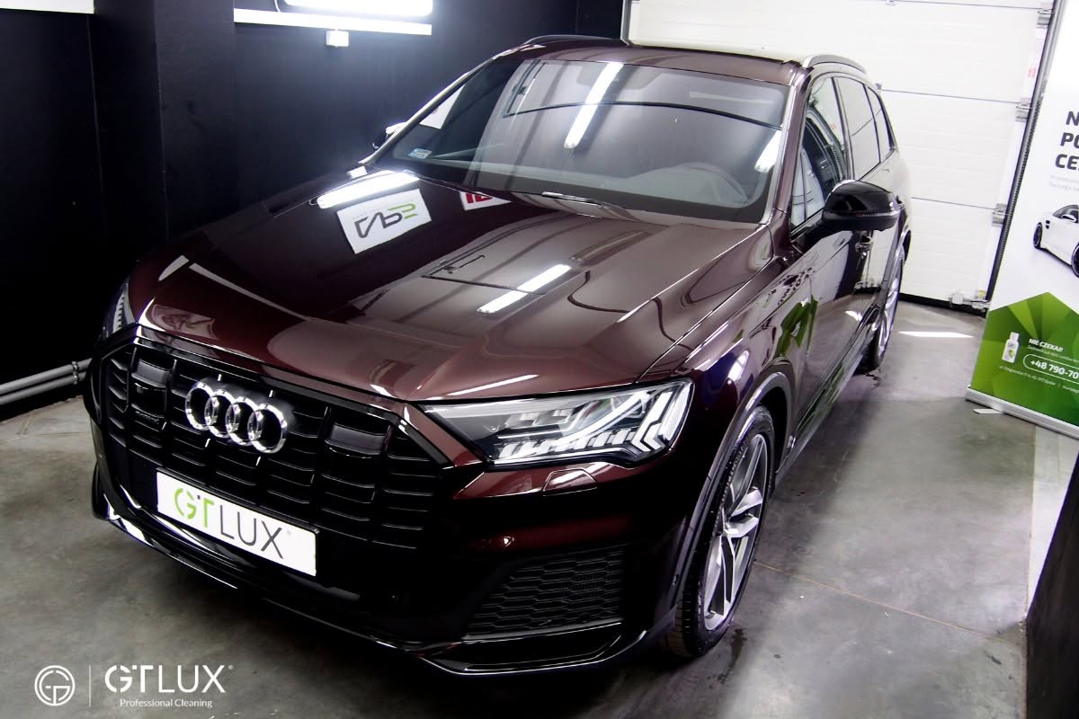 Ciemne Audi w studiu GTLUX, widok z przodu